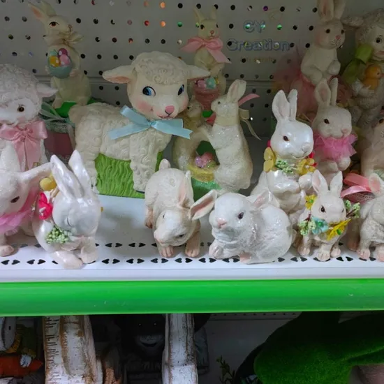 OEM Factory Customized Items Plastic Home Decoration Polyresin Crafts Easter Bunnies Easter Bunny Easter Rabbit Decoration Resin Crafts Manufacturer in China